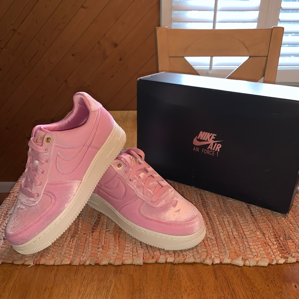 *BRAND NEW* 2019 Air Force 1 ‘07 Premium Pink Velour Sneakers